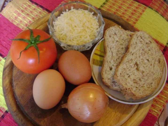 Завтрак колбаса сыр яйца помидор