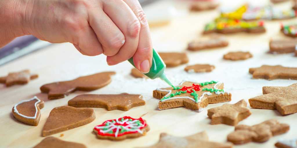 Как упаковать сладости в подарок? как красиво оформить имбирные пряники, домашнее печенье в банке, кексы в подарок своими руками?