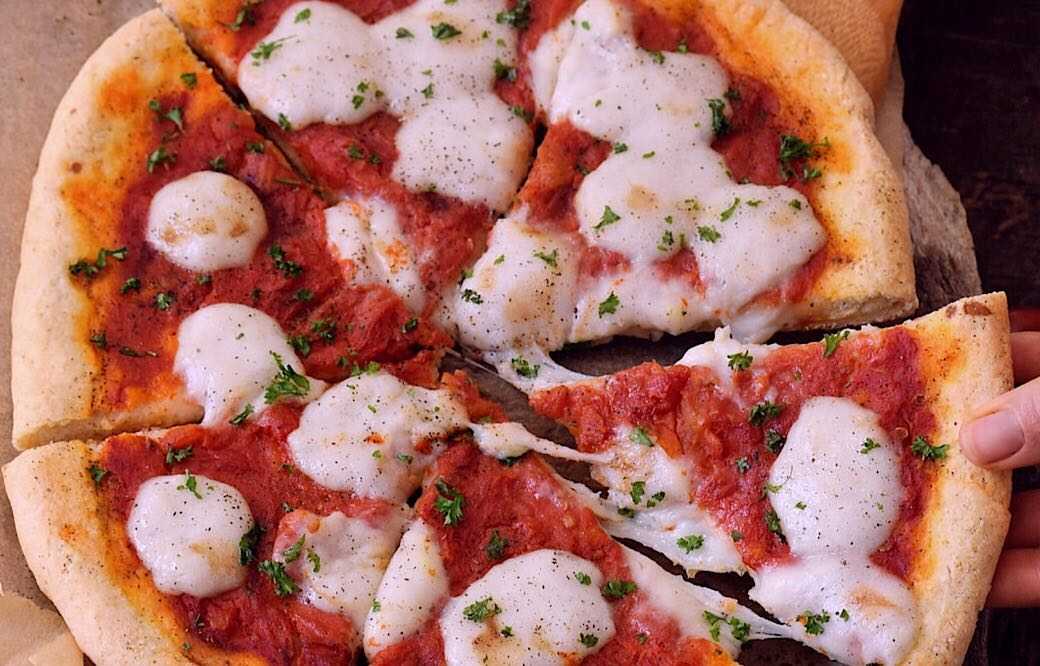Пицца на толстом тесте: авторский рецепт «каприччиозо»