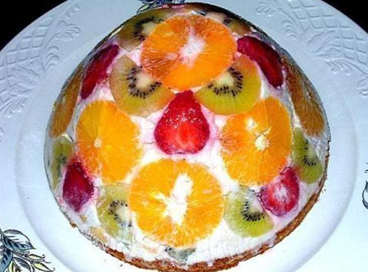 Рецепт торта сметана фрукты желатин. ЖЕЛЕЙНЫЙ торт с фруктами. Тортик с фруктами и желатином. Торт с желе и фруктами и бисквитом. Фруктовый торт с желе.