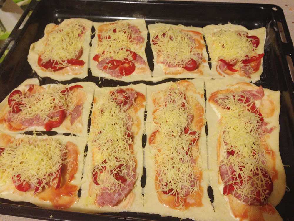 Домашняя пицца в духовке с колбасой рецепт с фото пошагово и видео - 1000.menu
