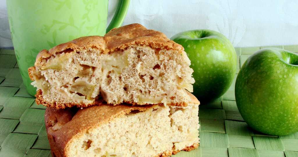 Шарлотка с яблоками - 5 простых рецепта пышного яблочного пирога в духовке