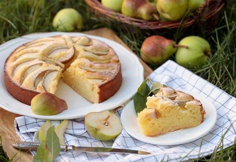 Песочный пирог с яблоками – 7 рецептов шарлотки