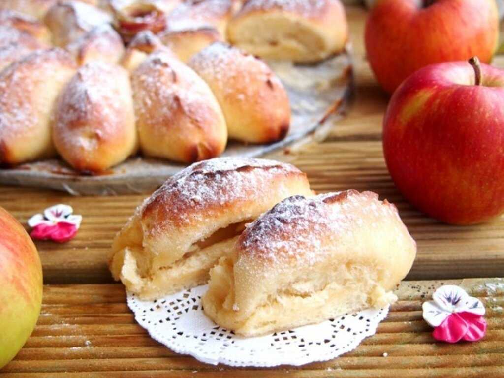 Рецепт дрожжевых пирожков с яблоками в духовке