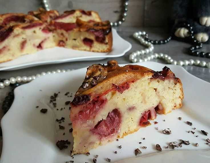 Шарлотка с клубникой – 4 рецепта ароматного пирога