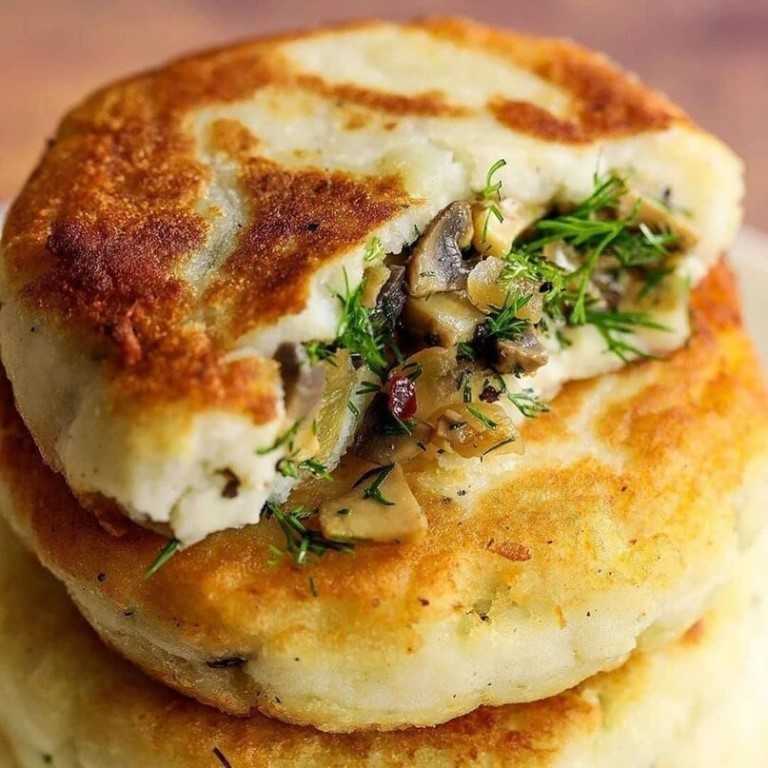 Пирожки с картошкой и грибами - 35 рецептов: пирожки | foodini