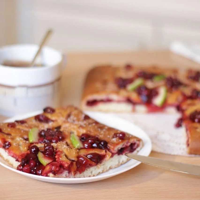Пирог с яблоками и брусникой - рецепт с фото пошагово