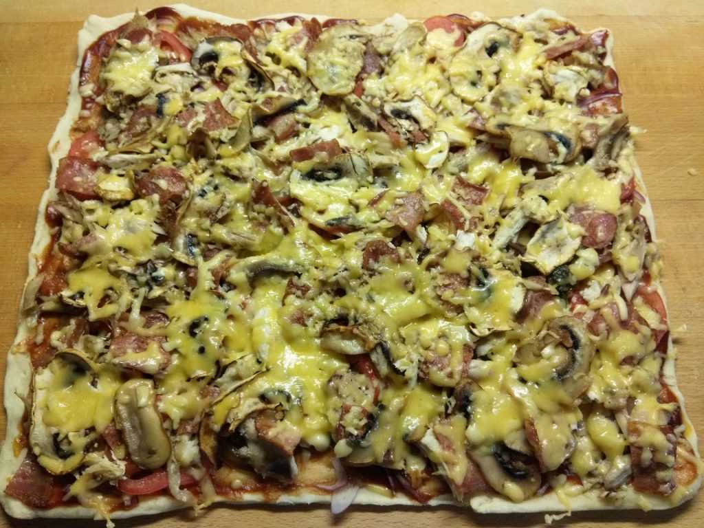 Пицца на дрожжах с беконом толстая рецепт с фото - 1000.menu