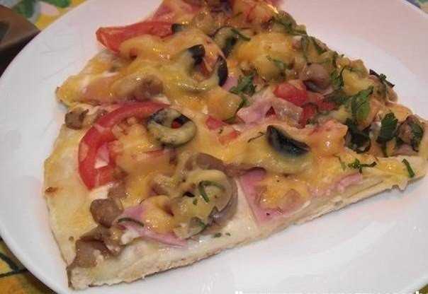 Пицца с шампиньонами, колбасой и сыром - пошаговый фоторецепт