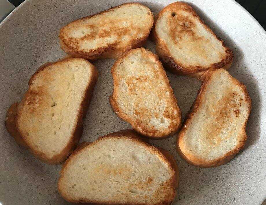 Белый хлеб с чесноком на сковороде