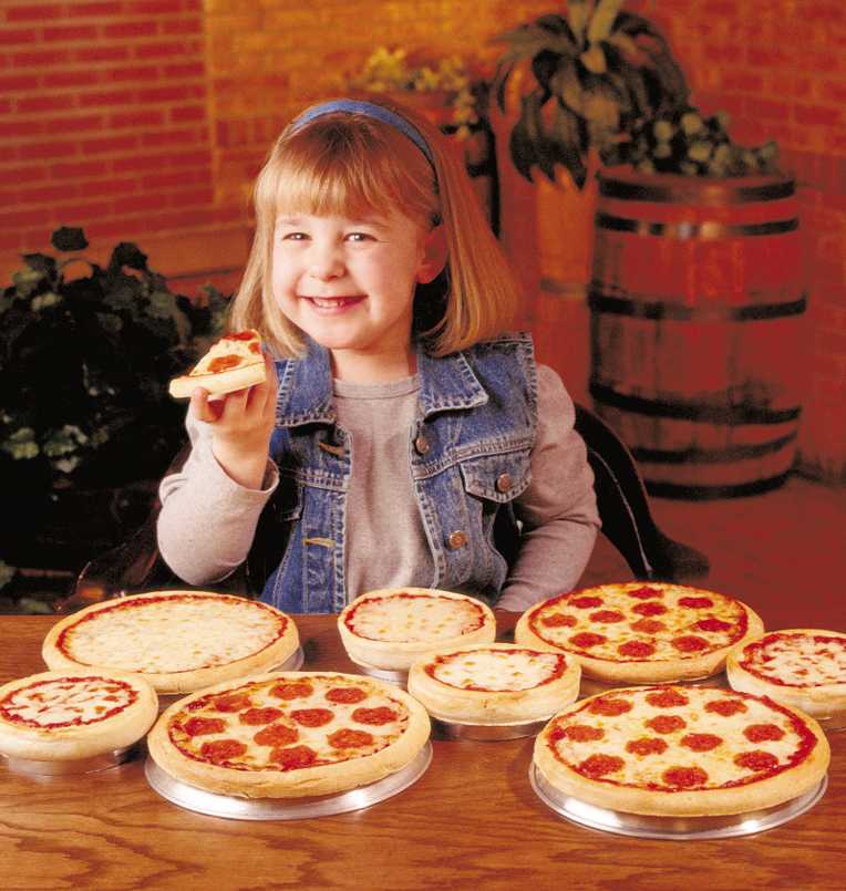 Дети часто просят приготовить им такую "пиццу": первым слоем кладу картошку