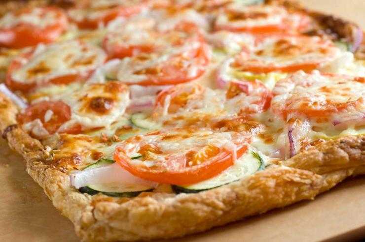 Хотите сэкономить время — делайте пиццу из готового слоеного теста с любимой начинкой