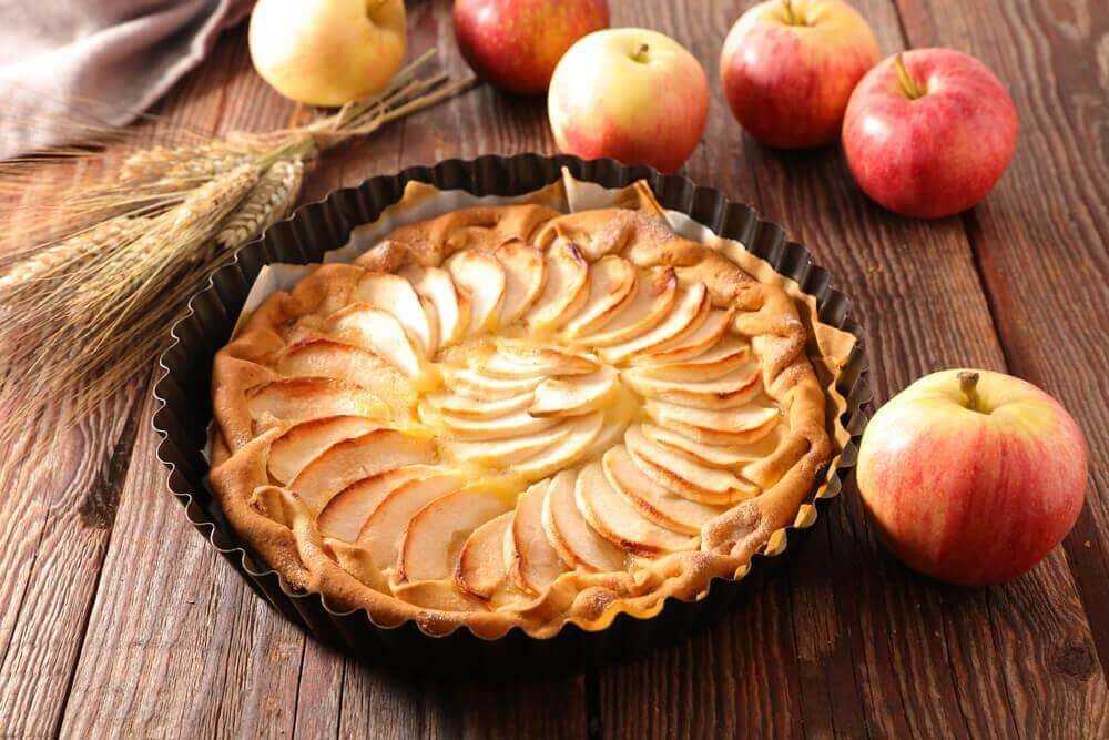 Бисквитный пирог с яблоками - 10 быстрых рецептов на сметане или кефире