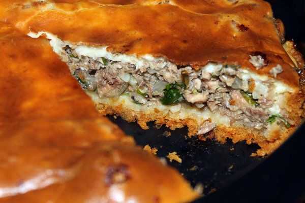 Пирог с рыбными консервами и рисом