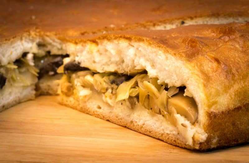 Дрожжевые пироги с мясом капустой и грибами рецепт с фото - 1000.menu