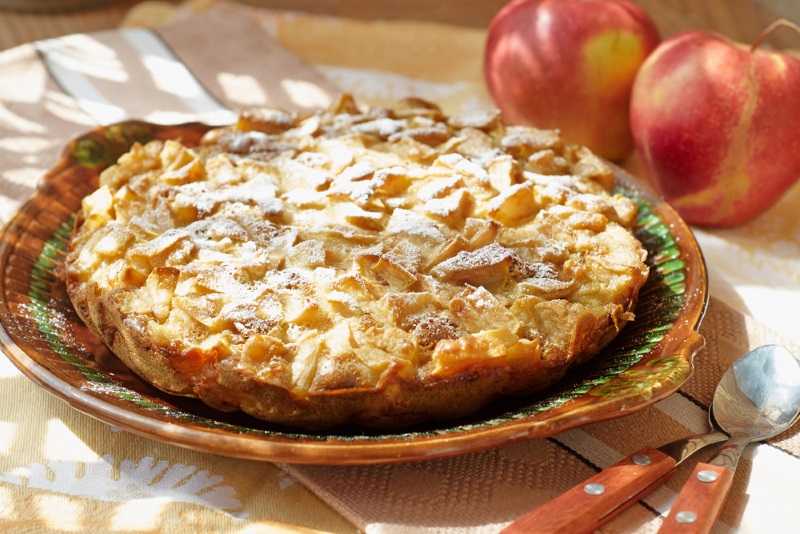 Бисквитная шарлотка с яблоками и корицей — пошаговый рецепт с видео