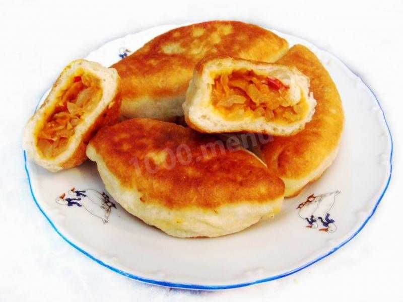 Пирожки с капустой жареные на сковороде: 5 пошаговых рецептов