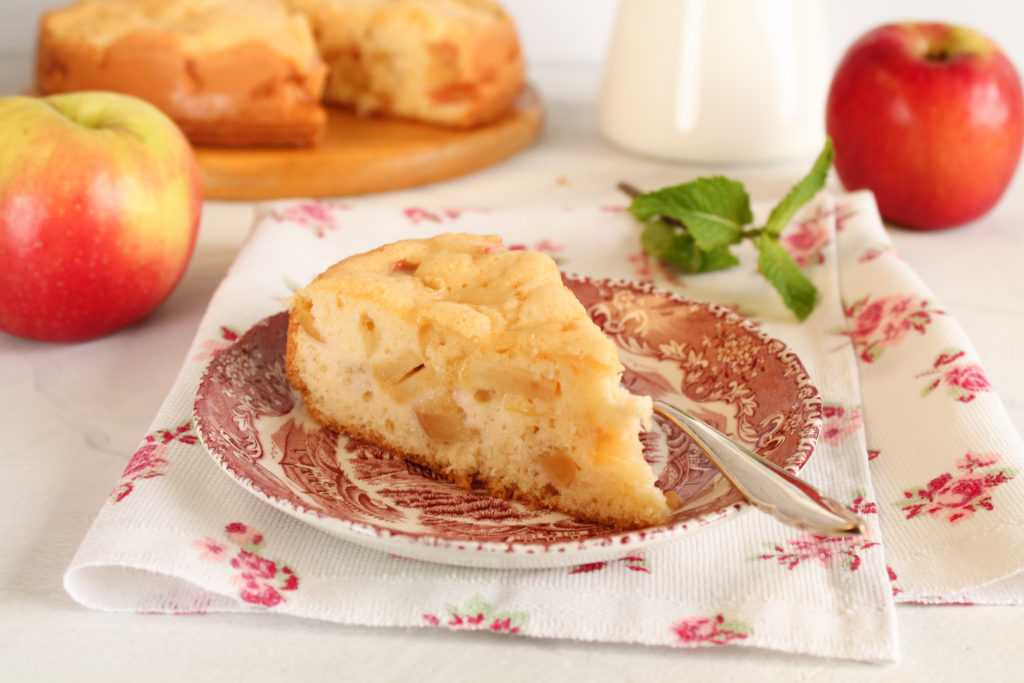 Как приготовить бисквитный пирог с яблоками по пошаговому рецепту с фото