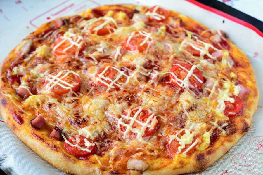 Пицца на дрожжах с беконом толстая рецепт с фото - 1000.menu