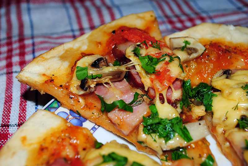 Рецепт пицца с беконом и помидорами. калорийность, химический состав и пищевая ценность.