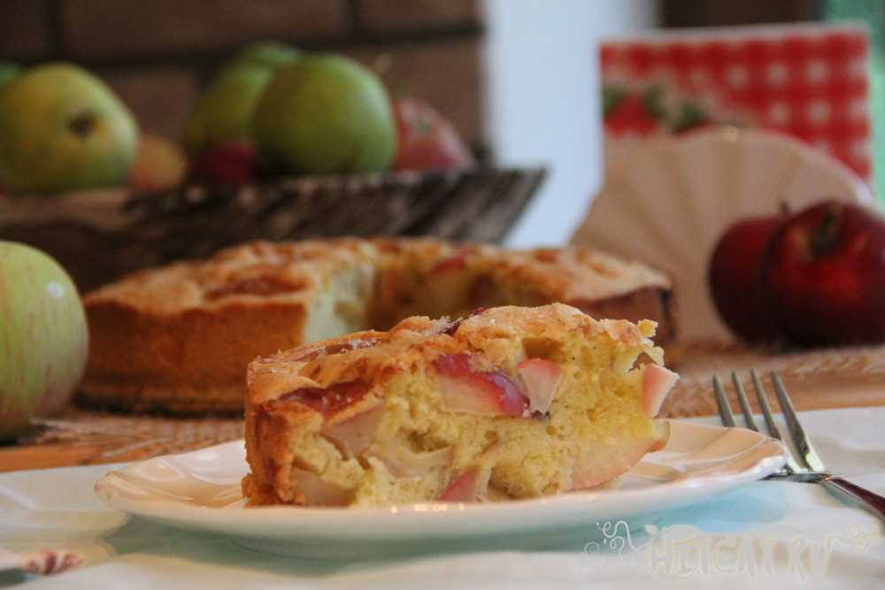 Классическая шарлотка с яблоками в духовке — 8 простых рецептов