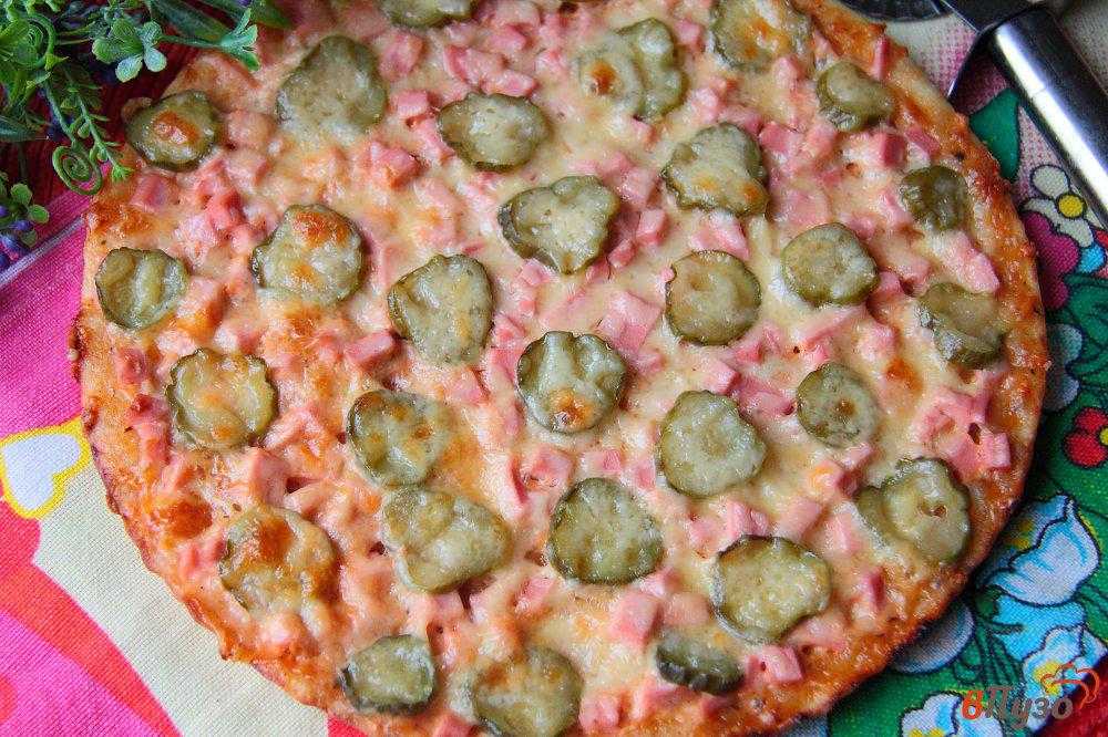 Пицца с помидорами и огурцами и колбасой
