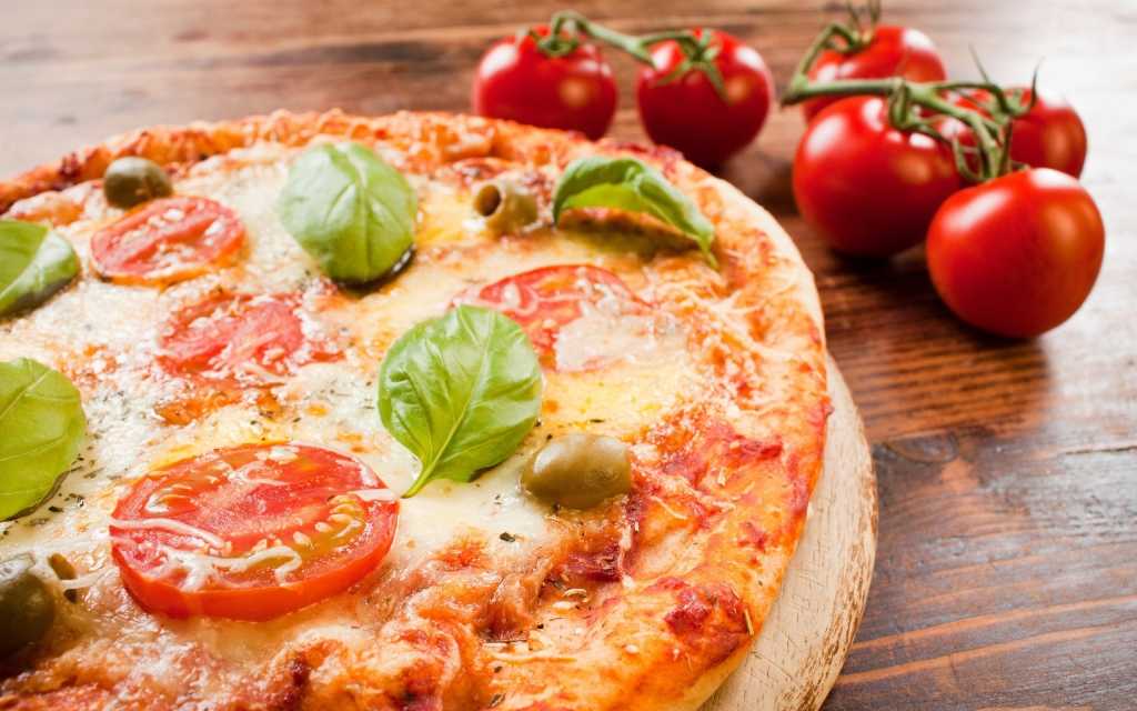 Пицца в духовке с колбасой, сыром и помидорами и 15 похожих рецептов: видео, фото, калорийность, отзывы - 1000.menu