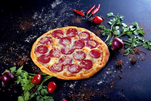 Пицца с копченой колбасой (сервелатом), помидорами и сыром - рецепт