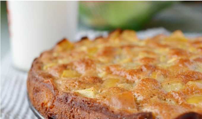 Сметанная шарлотка со сметаной с яблоками рецепт с фото пошагово - 1000.menu