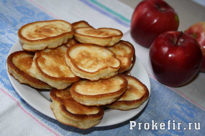 Рецепт оладий с яблоками на кефире - 6 пошаговых фото в рецепте