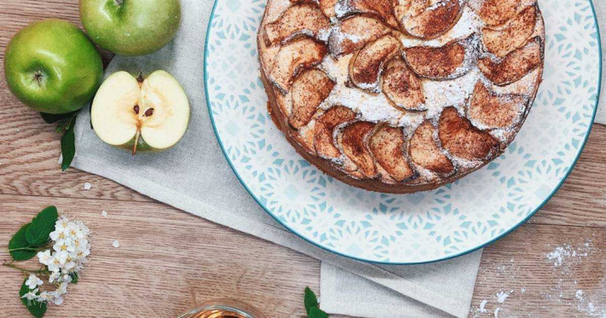 Шарлотка пышная с яблоками в духовке и мультиварке - 6 простых пошаговых рецептов