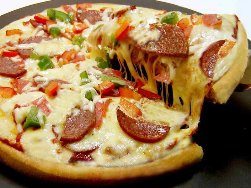 Пицца на кефире в духовке - рецепты теста, начинок с курицей, колбасой, грибами