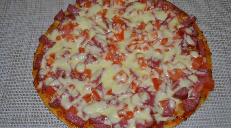 Пицца с салями и сыром
