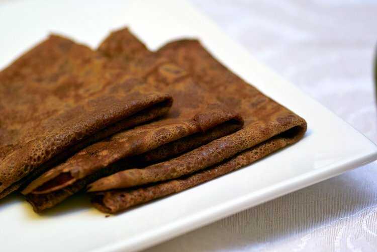 Шоколадные блины. рецепт с какао порошком на молоке, сметане и воде | народные знания от кравченко анатолия