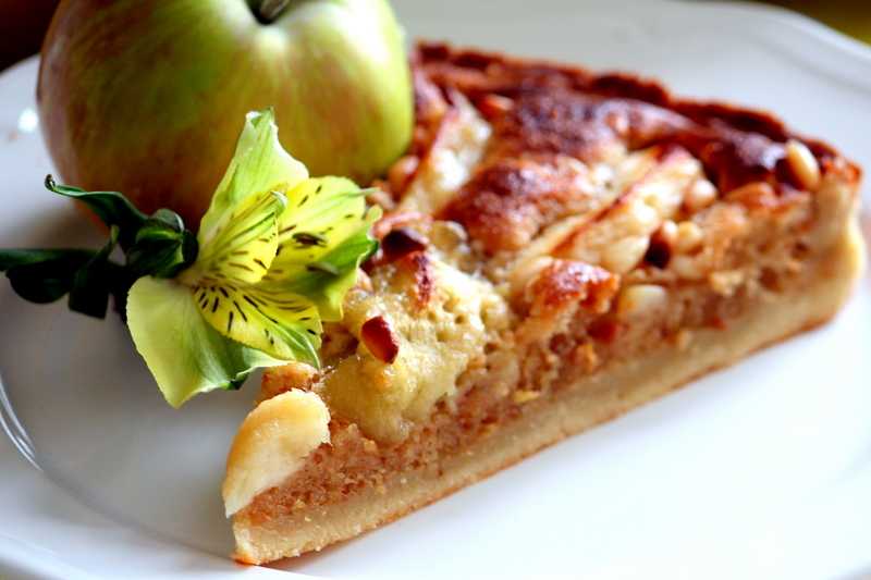 Яблочно-сливовый пирог - 10 пошаговых фото в рецепте