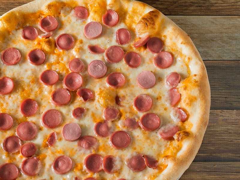 Пицца сырная с сосисками. 1000 лучших рецептов пиццы