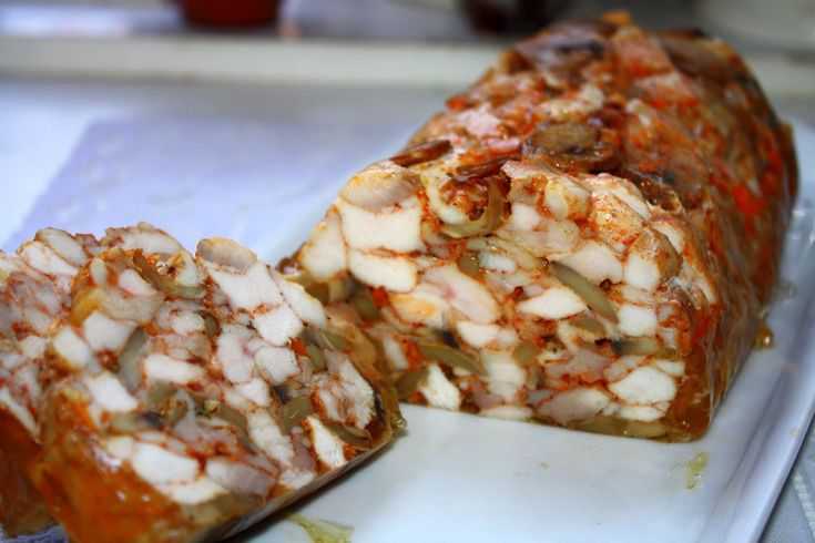 Мраморный рулет из курицы новогодний