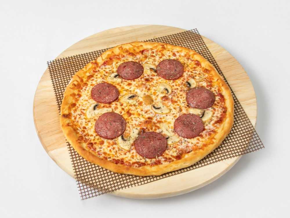 Пицца с колбасой сервелат