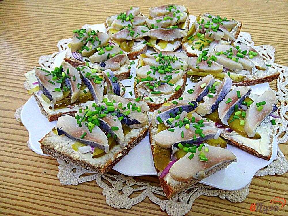 Бутерброды с селедкой на черном хлебе рецепт с фото пошагово - 1000.menu