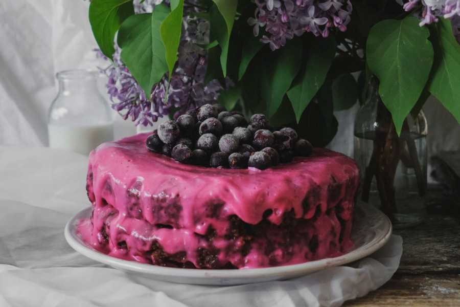 Нежный бисквитный торт со смородиной — пошаговый рецепт с видео