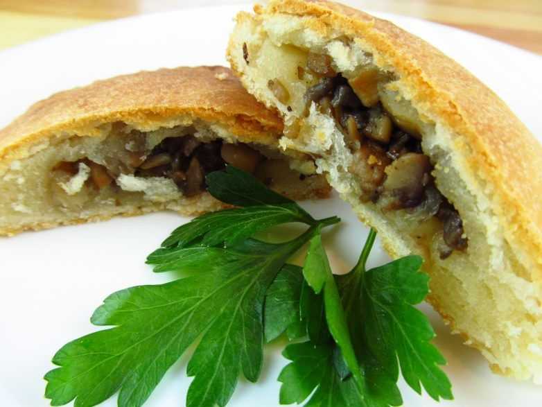 Жареные пирожки с начинкой из картошки с грибами — рецепт