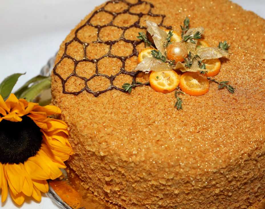 Торт медовик на сковороде в домашних условиях – 5 рецептов с фото