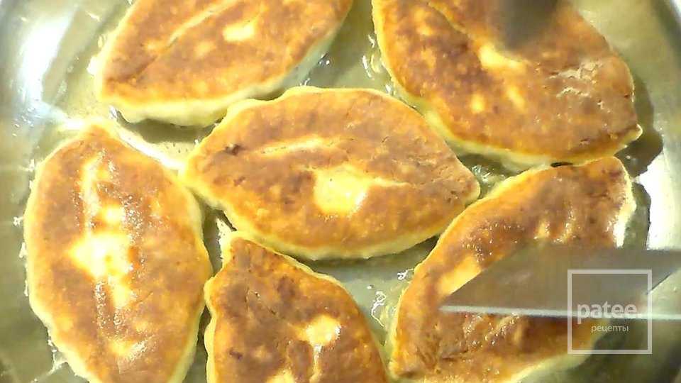 Жареные пирожки на кефире с картошкой и грибами рецепт с фото пошагово и видео - 1000.menu