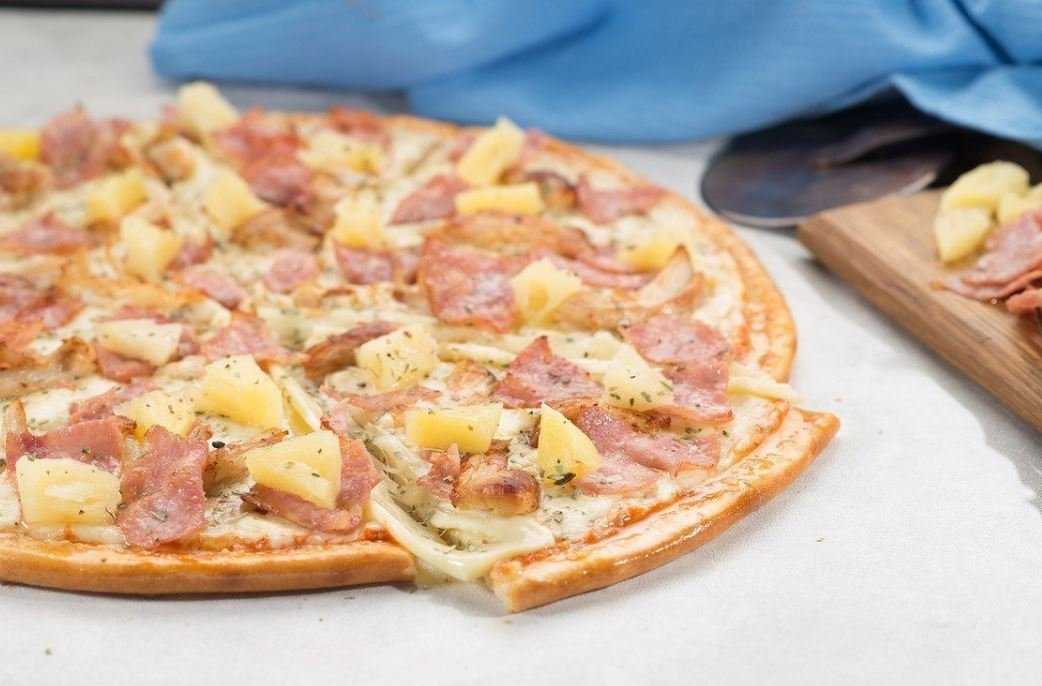 Пицца гавайская с ананасами и курицей: рецепт с фото