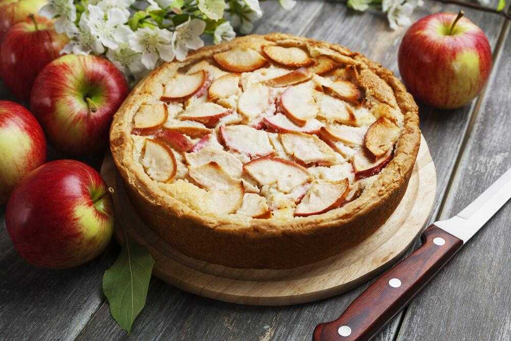 Пошаговый рецепт бисквитного пирога с яблоками