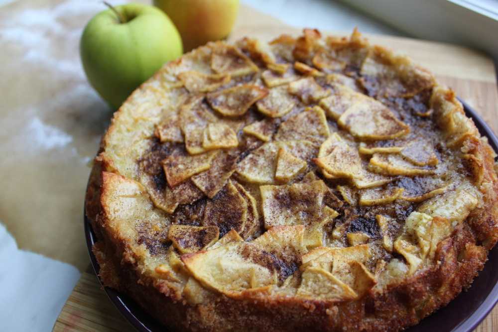 Рецепт пирога со сливами и яблоками на кефире с фото: быстрый и экономичный десерт