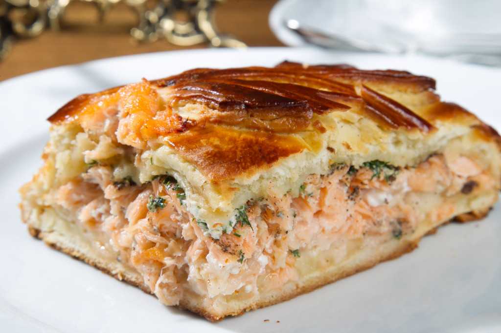 Пирог с начинкой из семги, риса и яиц из дрожжевого теста рецепт с фото пошагово - 1000.menu