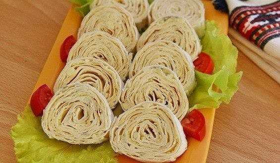 Рулет из лаваша с яйцом и сыром