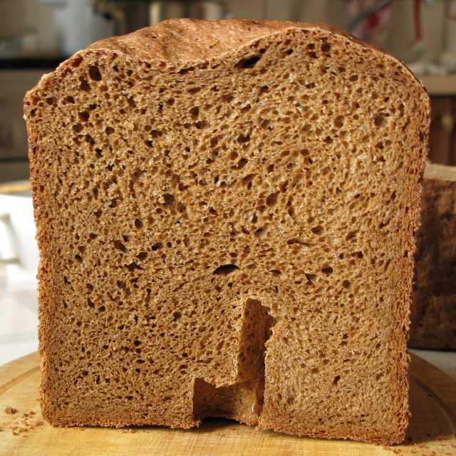 Ржаной хлеб на закваске в хлебопечке рецепт. Ржаной хлеб в хлебопечке. Хлеб с отрубями. Хлеб с дырочками в хлебопечке. Пшеничный хлеб в хлебопечке.
