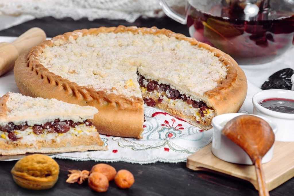 Сладкая губадия: многослойный татарский пирог с творогом и изюмом